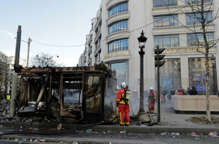 Kiosque à journaux sur les Champs-Elysées le 16 mars 2019 après la manifestation des "gilets jaunes"