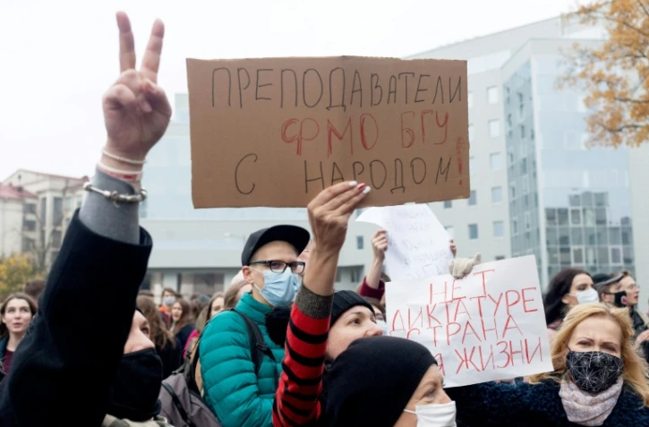 Des professeurs et des étudiants participent à la grève à Minsk, le 26 octobre 2020