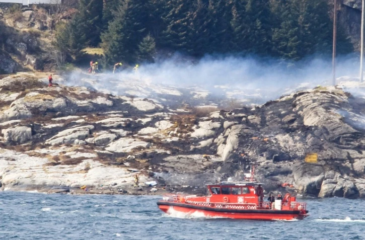 Les secours norvégiens interviennent sur le lieu du crash d'un hélicoptère près de Bergen, le 29 avril 2016