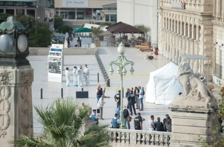 Une tente blanche a été montée sur le parvis de la gare Saint-Charles à Marseille le 1er octobre 2017, pour permettre aux enquêteurs de travailler