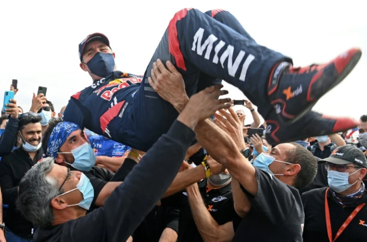 Le pilote français Stéphane Peterhansel (Mini), porté en triomphe après sa victoire dans le Rallye Dakar 2021, le 15 janvier 2021 à Jedday=h