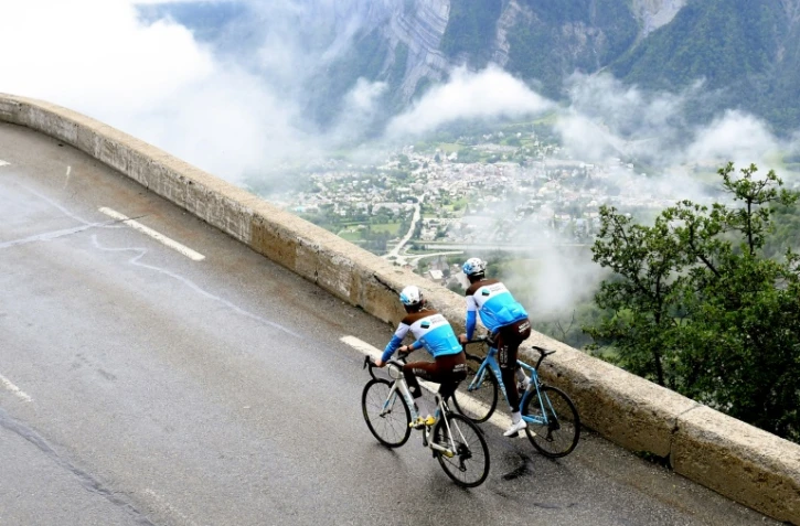 Les Français Romain Bardet et Tony Gallopin (AG2R-La Mondiale) lors d'une reconnaissance de la montée de l'Alpe d'Huez avant le Tour de France, le 13 juin 2018 
