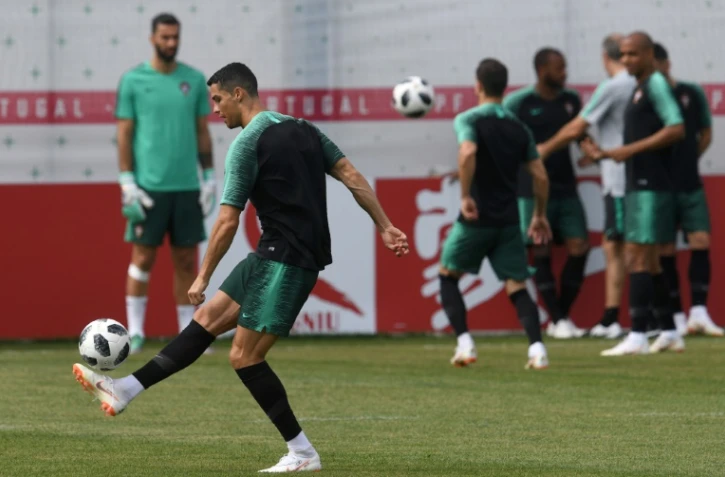 L'attaquant vedette du Portugal Cristiano Ronaldo (g) lors d'une séance  d'entraînement le 24 juin 2018 à Kratovo