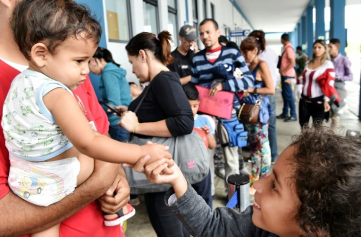 Des migrants vénézuéliens qui ont fui la crise économique dans leur pays attendent l'autorisation d'entrer sur le territoire péruvien, à Tumbes, au Pérou, à la frontière avec l'Equateur, le 24 août 2018