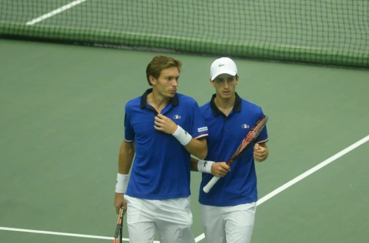 Les Français Nicolas Mahut et Pierre-Hugues Herbert lors du match de double face aux Tchèques Radek Stepanek et Lukas Rosol, en Coupe Davis le 16 juillet 2016 à Trinec