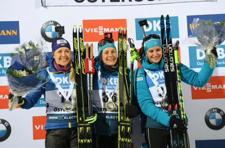 Justine Braisaz, vainqueur de l'individuel d'Ostersund, entourée sur le podium de Yuliia Dzhima, 2e, et de Julia Simon, 3e, le 5 décembre 2019 à Ostersund, en Sudède