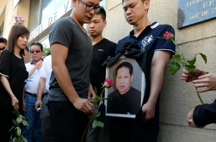 Des proches de Zhang Chaolin lors d'un rassemblement le 14 août 2016 à Aubervilliers à la mémoire de ce Chinois de 49 ans mort deux jours plus tôt des suites d'une agression