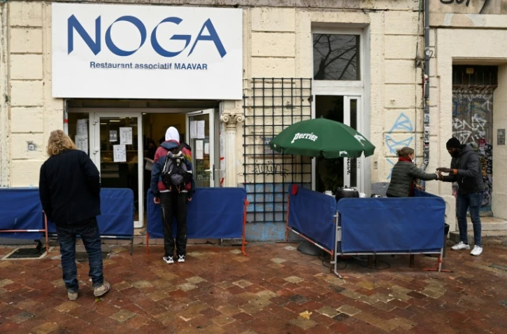 Des gens patientent pour récupérer de la nourriture, au Noga, un restaurant social de Marseille, le 10 décembre 2020