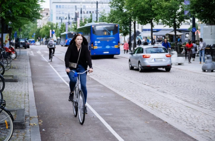 Des habitants de Lahti (Finlande) le 24 août 2020 disposent d'une application CitiCap qui leur permet de tracer leurs émissions de carbone