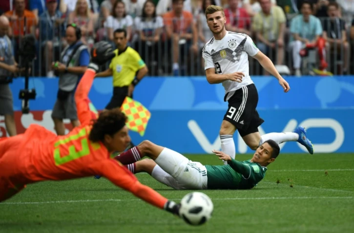 Le gardien mexicain Guillermo Ochao arrête une frappe de l'attaquant allemand Timo Werner, le 17 juin 2018 à Moscou