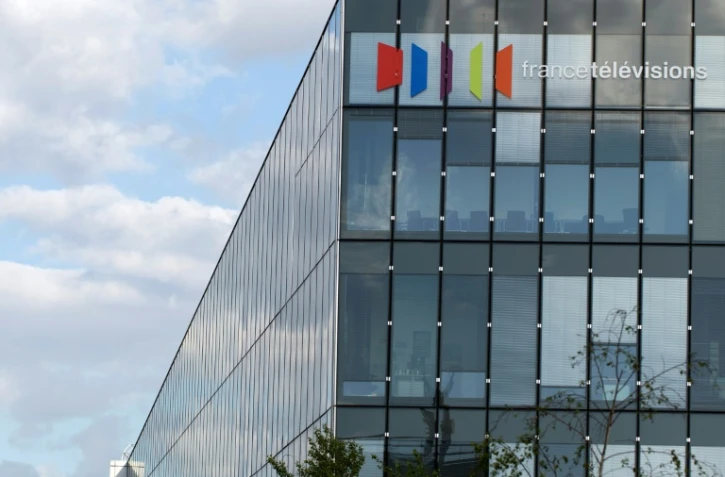 Le logo de France Télévisions sur la façade de son siège, le 9 mai 2015 à Paris