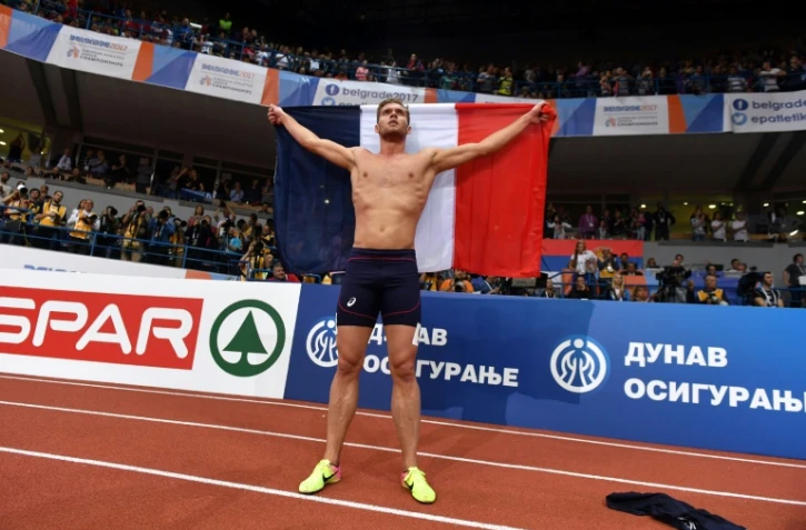 L'heptathète français Kévin Mayer fête son titre de champion d'Europe à Belgrade, le 5 mars 2017