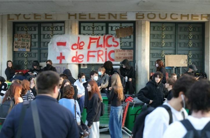Des lycéens rassemblés devant le lycée Hélène-Boucher, le 2 octobre 2026 à Paris 