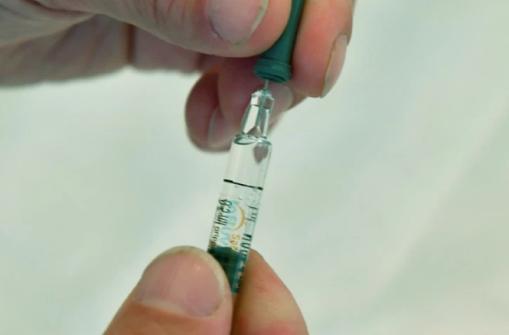 Un pharmacien tient un vaccin contre la grippe à Bordeaux, en France, le 6 octobre 2017