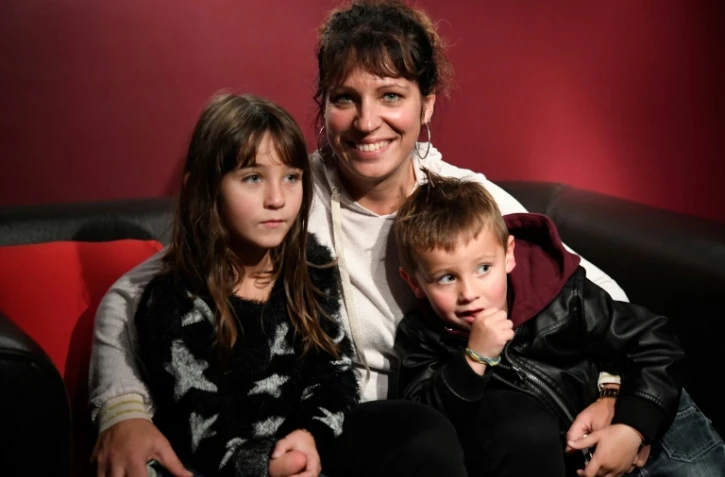 Aurelie Bingler avec ses enfants Jessie et Lola née avec une malformation du bras droit, à Guidel le 6 novembre 2018