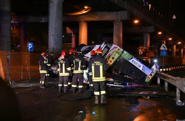 Des pompiers sur le site d'un accident de bus, ayant fait 21 morts le 3 octobre 2023 à Mestre, près de Venise