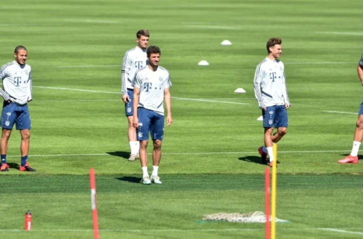 Des joueurs du Bayern Munich lors d'une séance d'entraînement le 22 avril 2020. De gauche à droite: les milieux de terrain espagnols Javier Martinez et Thiago Alcantara, le milieu français Mickaël Cuisance, l'attaquant allemand Thomas Müller ainsi que les milieux allemands Joshua Kimmich et Leon Goretzka.