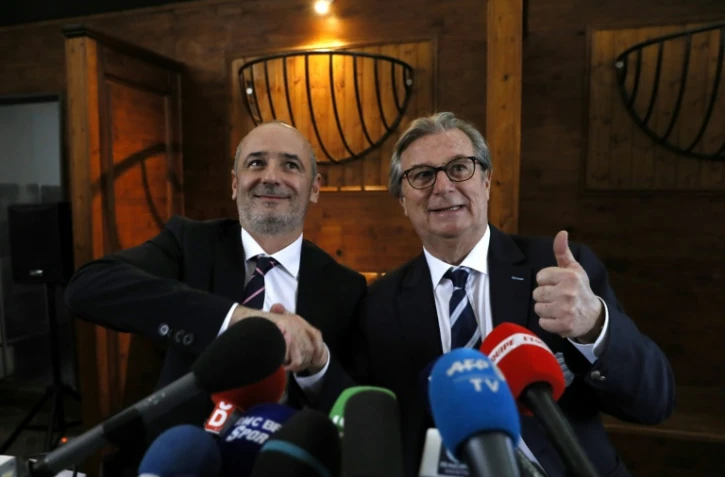 Le président du Racing 92, Jacky Lorenzetti (D) et celui du Stade Francais, Thomas Savare (G) lors de l'annonce de la fusion de leurs deux clubs, le 13 mars 2017, à Paris