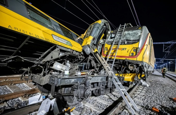 Des pompiers sur les lieux d'un accident de train à Pardubice, le 6 juin 2024