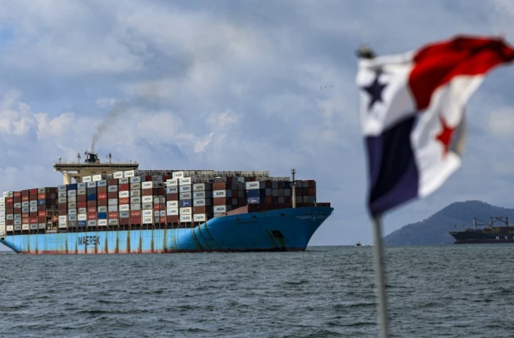 Un cargo attend son tour pour emprunter le canal de Panama, le 28 mars 2024