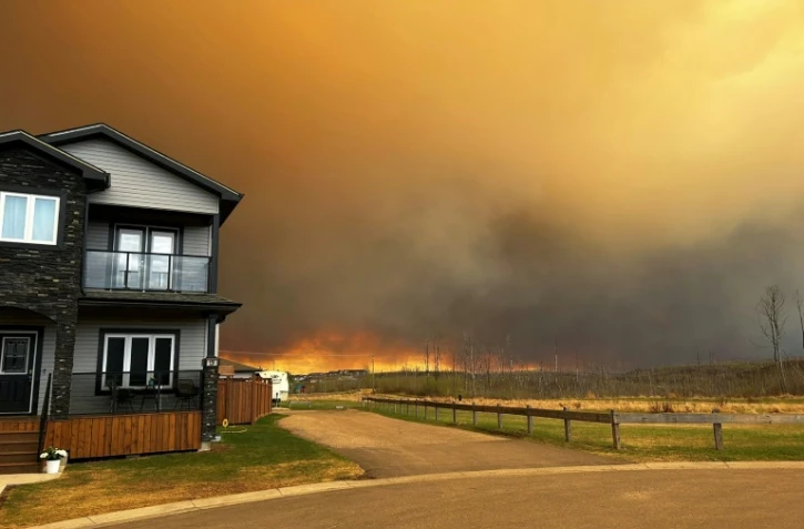 Cette image diffusée avec l'autorisation de Kosar montre la fumée et les flammes de l'incendie à Fort McMurray, en Alberta, au Canada, le 14 mai 2024