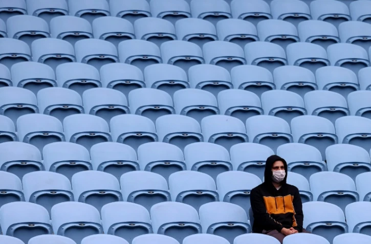 Un spectateur regarde le match entre l'Australienne Ajla Tomljanovic et la Française Alizé Cornet au tournoi Gippsland Trophy à Melbourne, le 1er février 2021