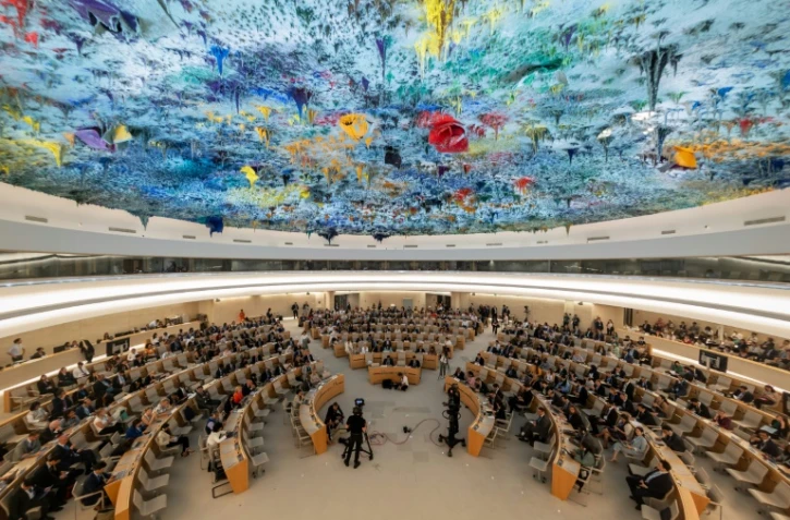 Vue générale de la Salle des droits humains et de l'alliance des civilisations, au plafond peint par l'Espagnol Miquel Barcelo, lors de l'ouverture du 53e Conseil des droits de l'Homme de l'ONU, le 19 juin 2023 à Genève