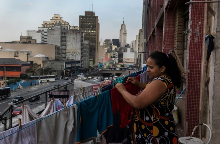 Une habitante d'un squat dans la banlieue de Sao Paulo au Brésil, le 14 mai 2018