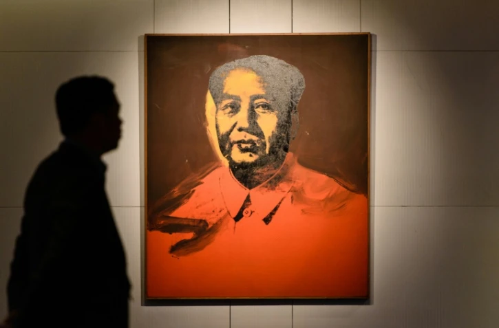 Un homme regarde le portrait de Mao Tsé-toung peint par Andy Warhol en 1973, le 17 mars 2017, exposé chez Sotheby's à Hong Kong