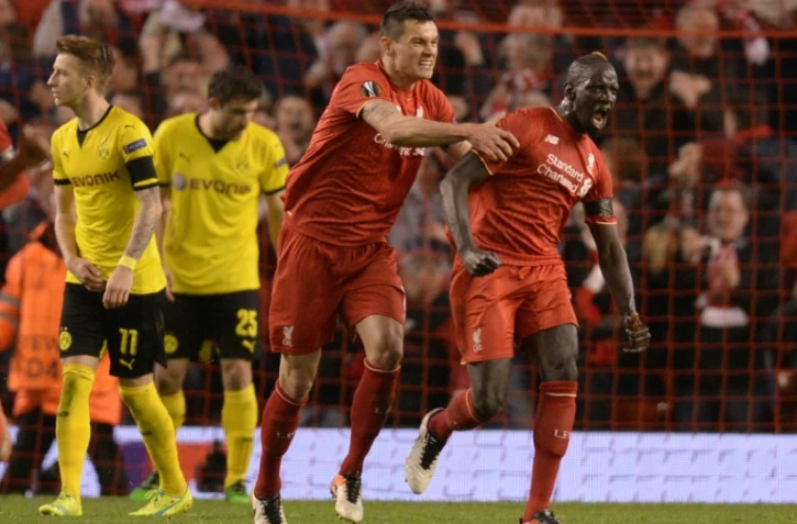 La joie du défenseur français Mamadou Sakho , félicité par son coéquipier Lovren, après son but contre le Borussia Dortmund, le 14 avril 2016 à Anfield