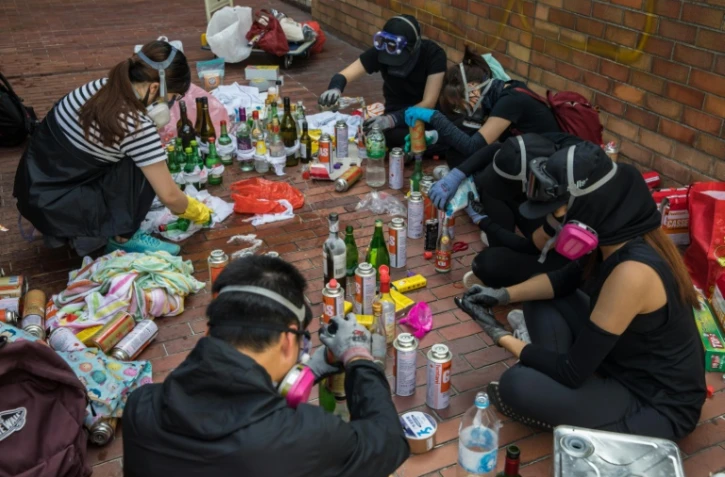 Des militants pro-démocratie fabriquent des cocktails Molotov à l'université polytechnique de Hong Kong le 14 novembre 2019 