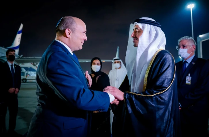 Le ministre des Affaires étrangères des Emirats, Abdallah ben Zayed (d) accueille le Premier ministre israélien Naftali Bennett à son arrivée à l'aéroport d'Abou Dhabi, le 12 décembre 2021