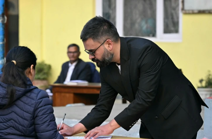 Balendra Shah, prétendant au poste de Premier ministre,  vote lors des élections législatives népalaises à Katmandou, le 5 mars 2026