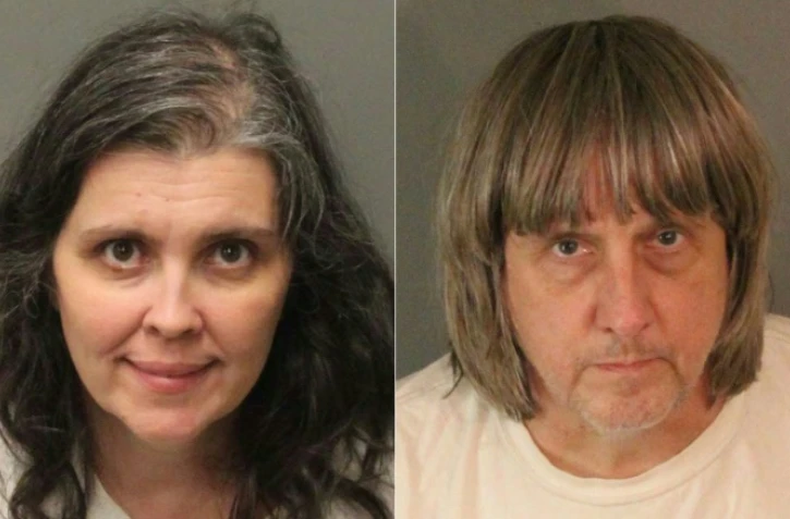 Montage photos du 15 janvier 2018 fourni par le bureau du shérif du comté de Riverside en Californie, de David Allen Turpin (d) et de Louise Anna Turpin