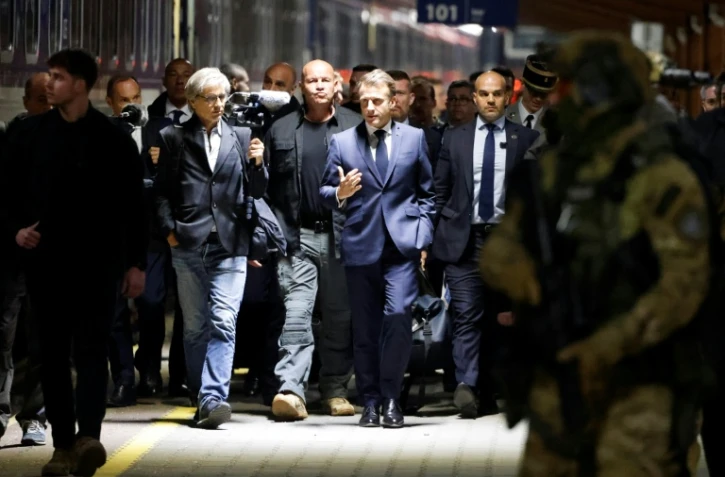 Le président français Emmanuel Macron se prépare à monter à bord d'un train en direction de l'Ukraine à Przemysl en Pologne, le 9 mai 2025