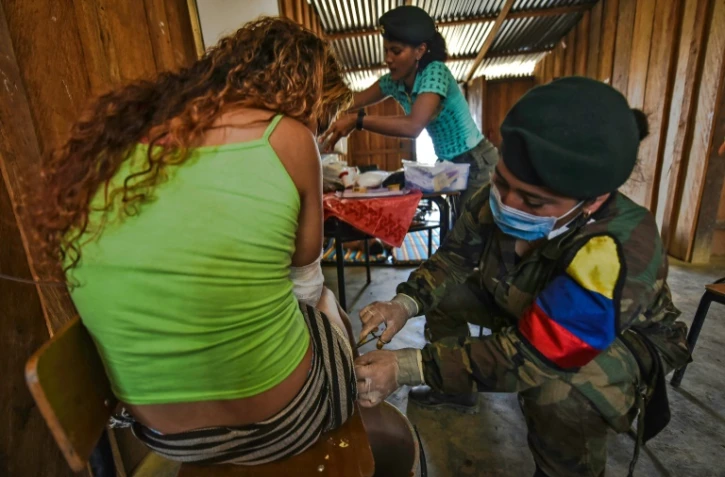 Sofia, combattante des Farc, se fait soigner dans le camp de la rébellion de la vallée de Magdalena Medio, en Colombie, le 18 février 2016
