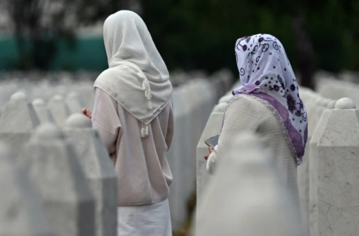Des femmes musulmanes bosniennes parcourent le cimetière du Centre mémorial Srebrenica-Potocari, le 9 juillet 2025