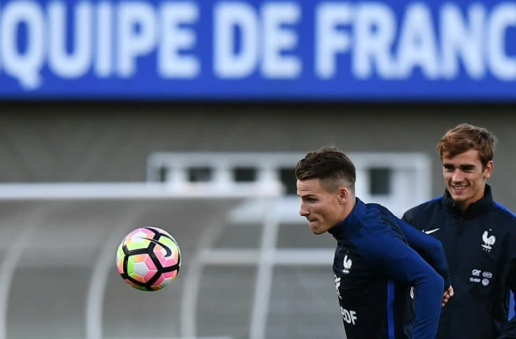 Les attaquants Kevin Gameiro (g) et Antoine Griezmann lors d'une séance d'entraînement de l'équipe de France à Clairefontaine, le 4 octobre 2016
