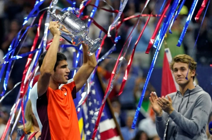 Le nouveau numéro un mondial, le jeune Espagnol Carlos Alcaraz, soulève le trophée de l'US Open après sa victoire en finale, le 11 septembre 2022