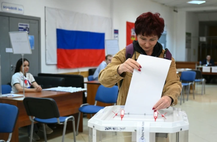Une femme vote lors des élections législatives russes dans un bureau de vote de Klimovsk, un microdistrict de la ville de Podolsk, dans la région de Moscou, le 19 septembre 2026