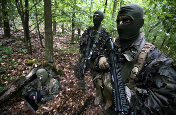 Des hussards du 2e Régiment de Haguenau en formation pour de futures missions de renseignement, le 5 juin 2016 dans les Vosges