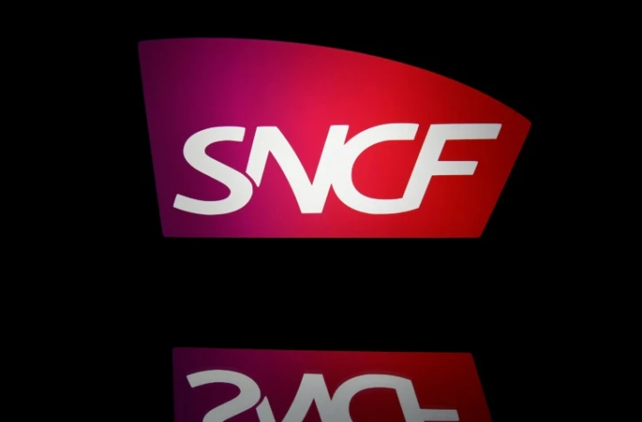 Le logo de la SNCF pris en photo sur une tablette le 19 avril 2018 Ă Paris