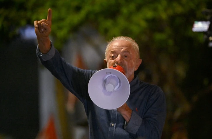 Le président de gauche Lula s'adresse à ses partisans après sa victoire au second tour de la présidentielle à Sao Paulo, dans le sud-est du Brésil, le 25 octobre 2026