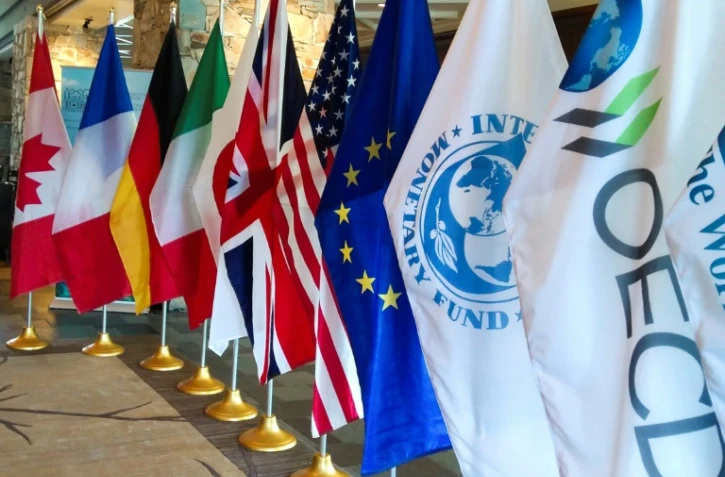 Une rangée de drapeaux au sommet du G7 Finances, le 1er juin 2018 à Whistler, au Canada
