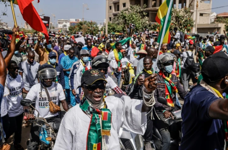 Des milliers d'opposants participent à Dakar à une marche contre le report des élections au Sénégal, le 17 février 2024