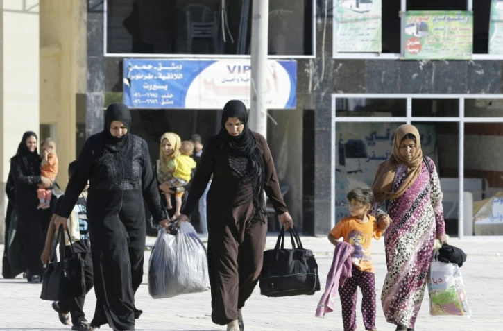 Photo d'archives du 5 juillet 2017 de réfugiés syriens ayant fui le secteur de Raqa sous contrôle de l'Etat islamique avec leurs familles