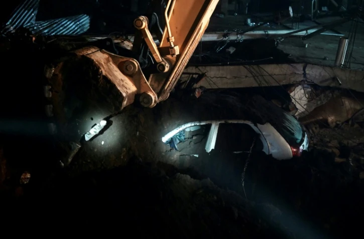 Les secouristes cherchent des survivants après un glissement de terrain à Alausi, en Equateur, le 28 mars 2023
