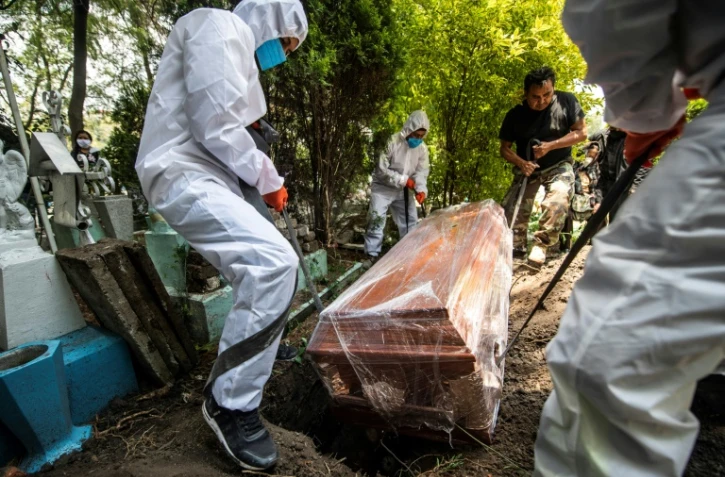 Un enterrement dans le cimetière d'Azcapotzalco à Mexico, le 6 août 2020