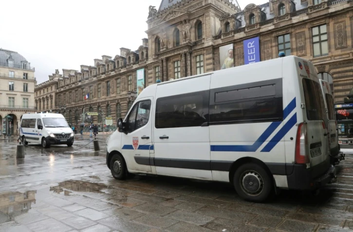 Un véhicule de police stationné près du musée du Louvre, le 4 février 2017 à Paris