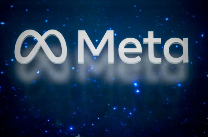 Le logo de Meta, société américaine qui détient et exploite Facebook, Instagram, Threads et WhatsApp, au Forum économique mondial (FEM) à Davos, le 19 janvier 2025